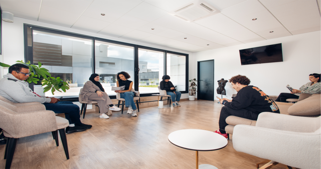 Salle d’attente moderne du cabinet de médecine esthétique Leden Centre, situé en Seine-et-Marne, accueillant des patients dans un environnement chaleureux et lumineux